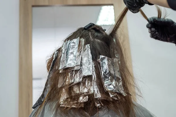 Mooie Jonge Vrouw Met Donker Haar Lichter Haar Speciale Middelen — Stockfoto