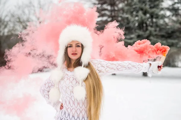 Flicka Snö Röd Rök Bomb Vinodlarskog — Stockfoto