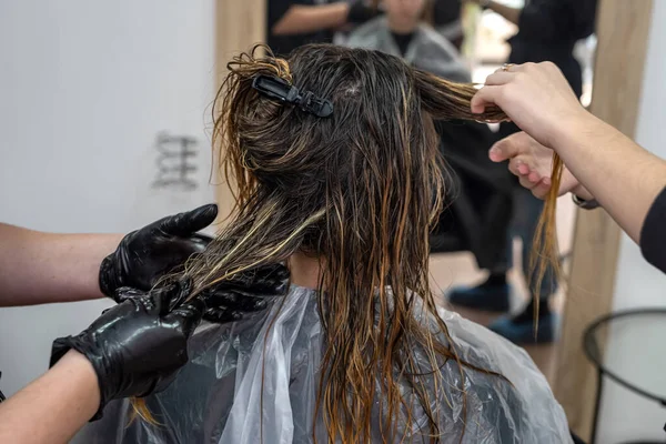 Een Mooi Meisje Die Voor Het Eerst Naar Schoonheidssalon Kwam — Stockfoto