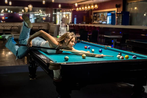 Femme Heureuse Passer Temps Libre Pub Jouer Dans Snooker Style — Photo