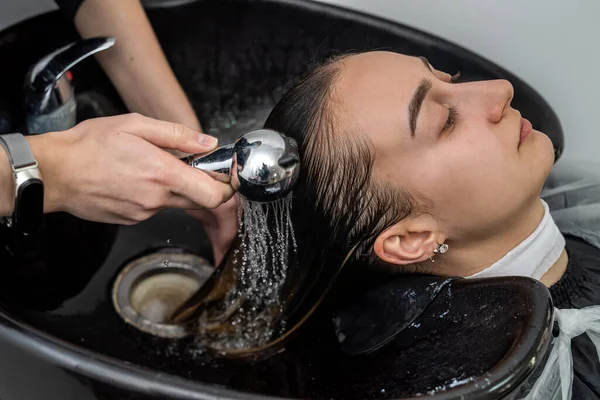 Schoonheidssalons Gekwalificeerde Meesters Wassen Hun Hoofd Voor Haarbehandelingen Haarwasconcept Het — Stockfoto