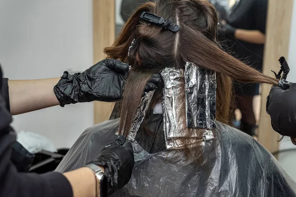 Elite Basic Beautysalon Maken Een Prachtige Haarverf Voor Een Verfijnde — Stockfoto