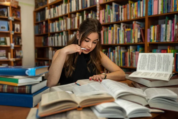 Porträtt Ung Kvinna Student Biblioteket Pedagogik Lära Koncept — Stockfoto