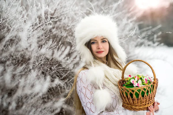Mulher Bonita Com Cestas Suéter Branco Boné Pele Parque Neve — Fotografia de Stock