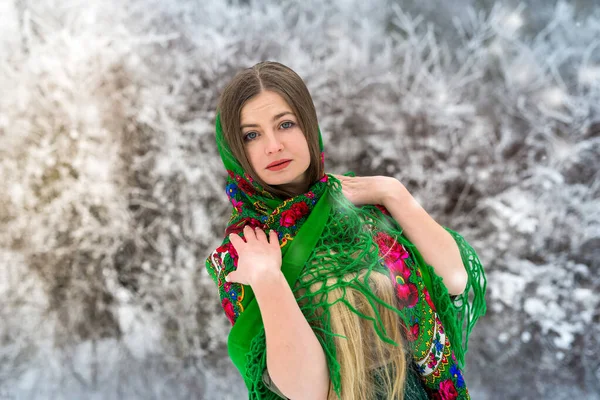 Mujer Con Chal Verde Bosque Invierno —  Fotos de Stock
