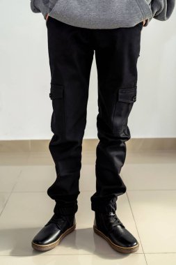 Küçük bir çocuk üzerinde yeni bir yüksek kalite stil lakonik düzeltme hareketi. Çocuk ayakkabısı kavramı