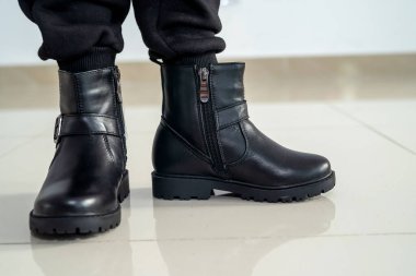 Küçük bir çocuk üzerinde yeni bir yüksek kalite stil lakonik düzeltme hareketi. Çocuk ayakkabısı kavramı