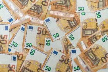 Yeni, güzel, temiz 50 avroluk banknotlar geniş bir masaya saçıldı. İş konsepti. Para konsepti. Kâr kavramı