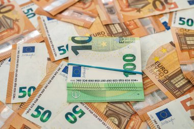 50 avroluk yeni ve temiz banknotlar hazırlanıyor ve üzerinde 100 avroluk banknotlar yer alıyor. Zenginlik kavramı. Para kavramı