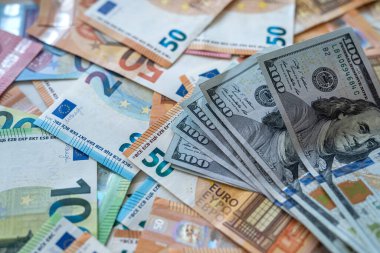 Dünyanın önde gelen iki para birimi olarak dolar ve euro banknotları. iş ve finans