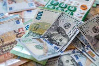 Dolar ve avroya göre hesap makinesi, para bozdurma. finans kavramı
