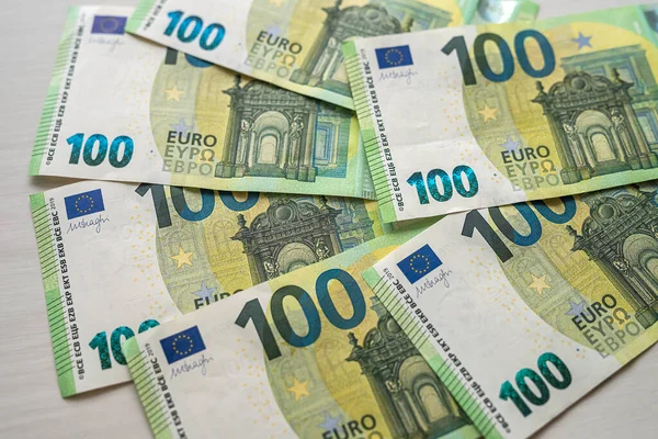 Hermosos Billetes Nuevos 100 Euros Repartidos Una Amplia Mesa Concepto — Foto de Stock