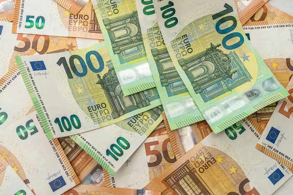 Nouveaux Billets Orange Euros Sont Dispersés Sur Table Sur Eux — Photo