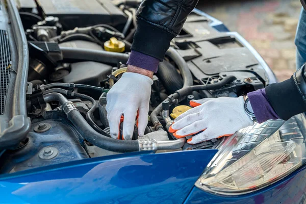 Mecânico Profissional Roupas Luvas Especiais Repara Carro Com Capuz Aberto — Fotografia de Stock