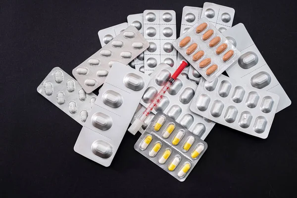 Many Different Pills Laid Out One Syringe Lie Black Background — Stock Photo, Image