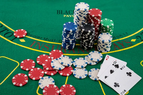 Vários Cartões Com Fichas Coloridas Espalhadas Por Novo Jogo Poker — Fotografia de Stock