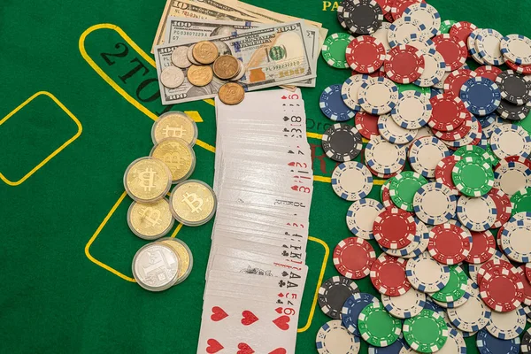 扑克牌分散在一个绿色扑克牌桌上 上面有彩色的筹码 扑克的概念 游戏概念 — 图库照片