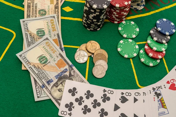 ポーカーテーブルには色のついたチップやドル札がたくさん置いてあります ポーカーギャンブルの概念 — ストック写真