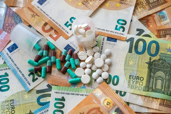 Tabletki Medyczne Banknotach Euro Jako Tło Usługi Zdrowotne Wysokie Koszty — Zdjęcie stockowe