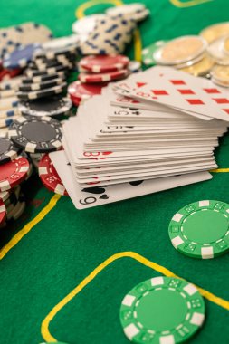 İskambil kağıtlarının yeşil bir poker masasına saçılmış renkli fişler olduğu güzel bir poker oyunu. Poker kumar konsepti