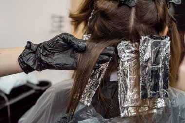 Güzellik salonunda daha farklı bir renk vermek için koyu renk saçlı ve boyalı. Saç boyama konsepti