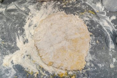 Çok güzel bir mutfak düzeni. Un yumurtanın üstünde turta için süt var. Yemek pişirme konsepti