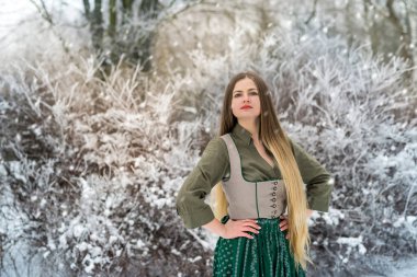 Frosty Park 'ta kırmızı elbiseli tatlı esmer kızın portresi.