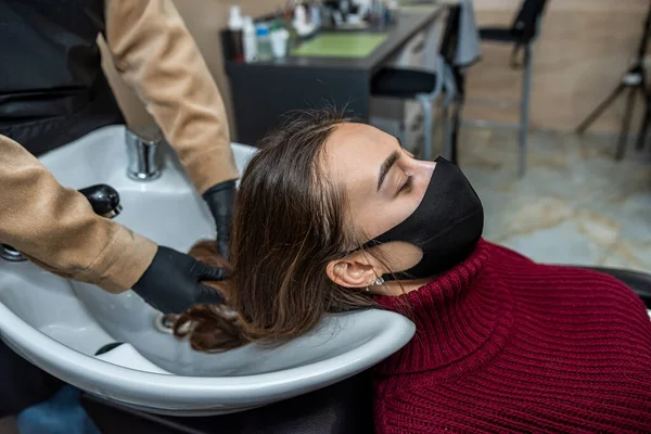 Nieuwe Prestigieuze Salon Bereidt Een Meester Speciale Handschoenen Een Klant — Stockfoto