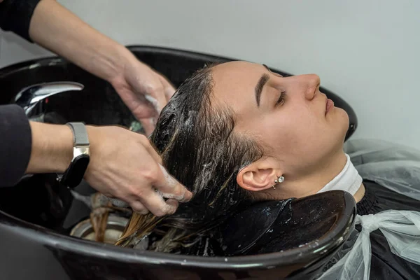 Schoonheidssalons Gekwalificeerde Meesters Wassen Hun Hoofd Voor Haarbehandelingen Haarwasconcept Het — Stockfoto