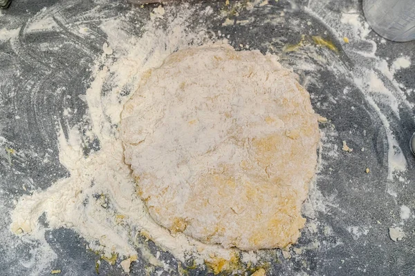 Çok güzel bir mutfak düzeni. Un yumurtanın üstünde turta için süt var. Yemek pişirme konsepti