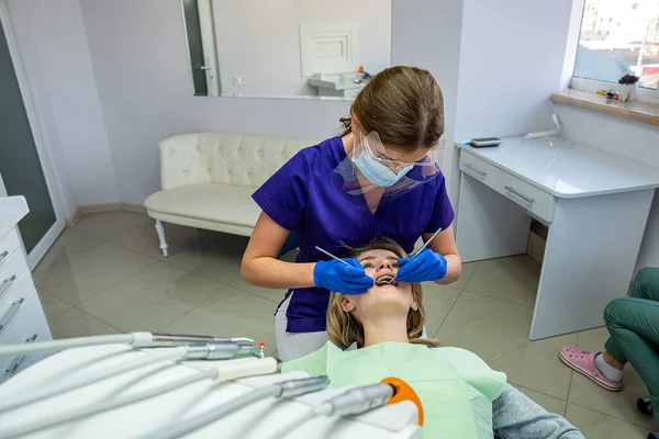 Dişleri Sorunlu Genç Bir Kadın Dişlerini Tedavi Etmek Için Dişçiye — Stok fotoğraf