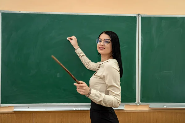 Heureux Jeune Enseignant Près Tableau Noir Dans Salle Classe École — Photo