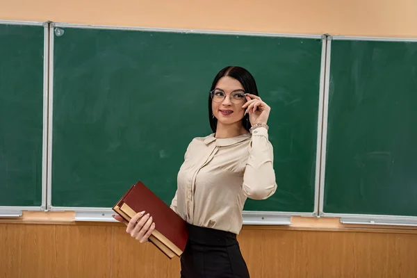 Portret Van Lerares Met Krijt Buurt Van Groene Schoolbordachtergrond Terug — Stockfoto