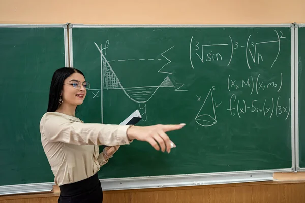 Jeune Femme Écrivant Des Équations Mathématiques Sur Tableau Noir Classe — Photo