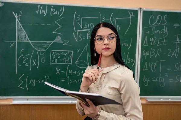 Leraar Uit Leggen Het Invullen Van Wiskundige Vergelijkingen Schoolbord Klas — Stockfoto