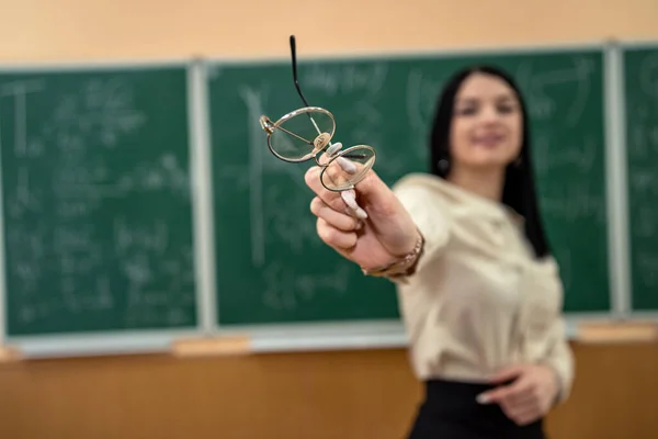 Mujer Joven Escribiendo Ecuaciones Matemáticas Pizarra Aula Aprender —  Fotos de Stock