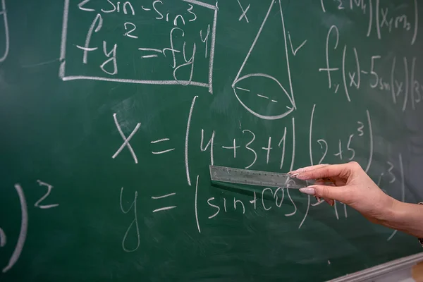 Guru Wanita Cantik Dekat Papan Tulis Belajar Matematika Kelas Melihat — Stok Foto