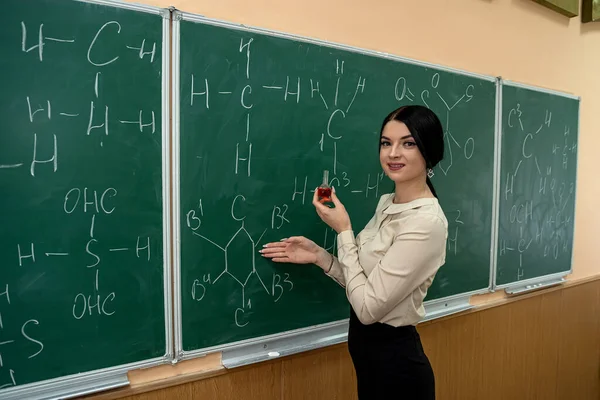 Proses Kimia Dilakukan Oleh Seorang Guru Kimia Muda Kelas Kimia — Stok Foto