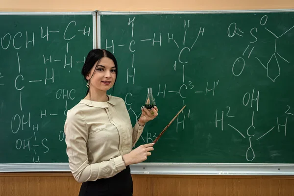 Красивая Молодая Учительница Химии Фляжками Руках Фоне Доски Письменными Формулами — стоковое фото