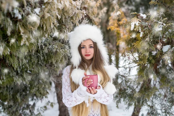 Porträtt Kvinna Vit Tröja Och Hatt Utomhus Snöande Kall Vinterdag — Stockfoto