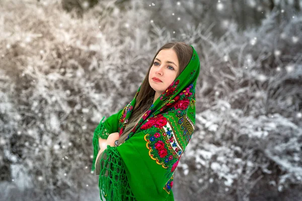 Kobieta Zielonym Szalikiem Zimowym Lesie — Zdjęcie stockowe