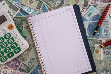 İş kayıtları için yeni hesap makinesi defteri çanak çömlek zloti banknotlarının arka planında kırmızı kalem. İş konsepti
