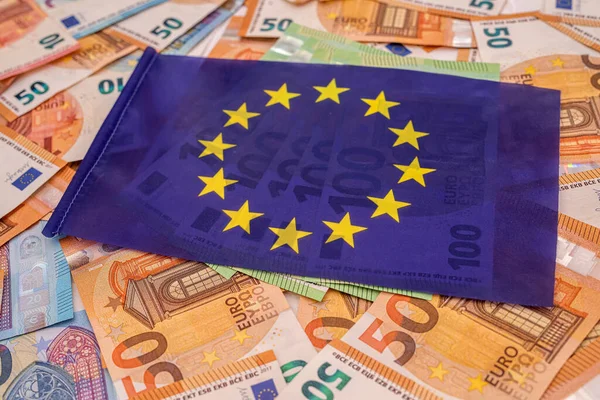 Vackra Färgade Nya Eurosedlar Som Ligger Den Blå Euroflaggan Begreppet — Stockfoto