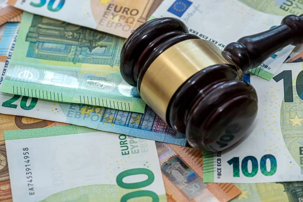 Банкноты Евро Судьей Молотком Концепция Коррупции Вид Сверху — стоковое фото