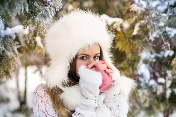 在冬季公园里与咖啡同行的漂亮女人的肖像 — 图库照片