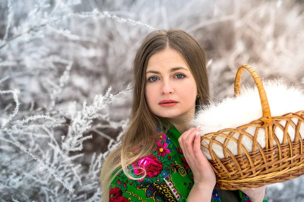 Vacker Kvinna Grön Klänning Och Korg Vinterdagen — Stockfoto