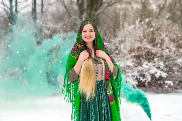 Bella Donna Nella Foresta Invernale Con Bomba Fumogena Verde — Foto Stock