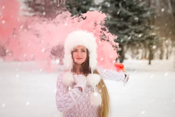 在寒冷的森林里 穿着雪地红色烟雾弹的女孩 — 图库照片