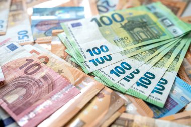 Arka plan olarak farklı euro banknotları, finans konsepti. kaydediliyor