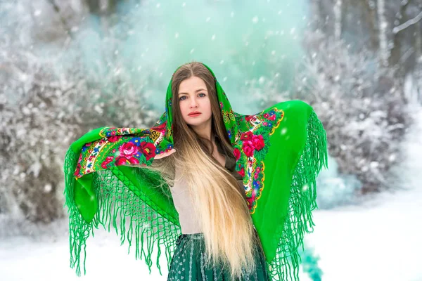Hermosa Mujer Bosque Invierno Con Bomba Humo Verde —  Fotos de Stock